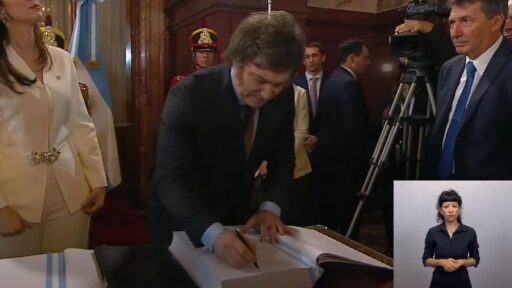 Javier Milei firma solicitud para que los argentinos viajen a EE. UU. sin visa