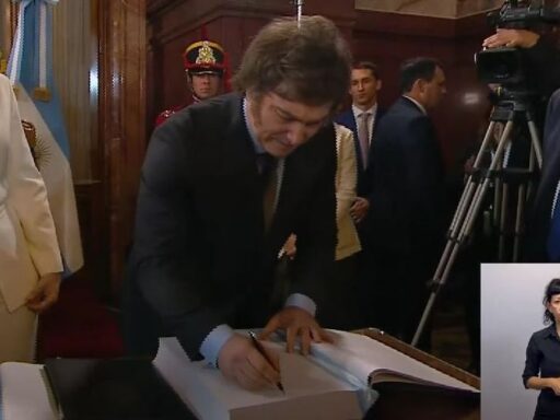 Javier Milei firma solicitud para que los argentinos viajen a EE. UU. sin visa
