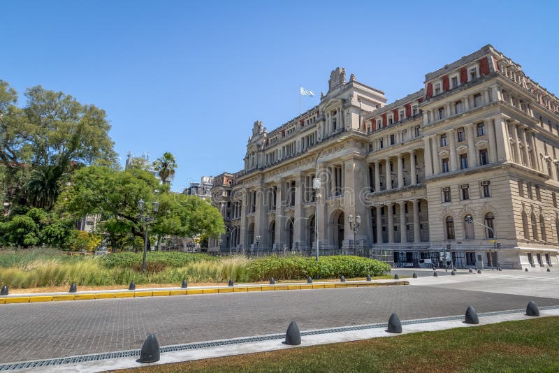 Javier Milei y su hermana, Karina Milei, citados a juicio por presunto fraude con $Libra