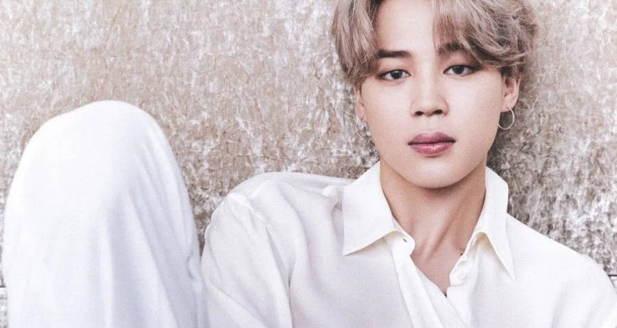 Jimin de BTS posando con mirada intensa en primer plano.