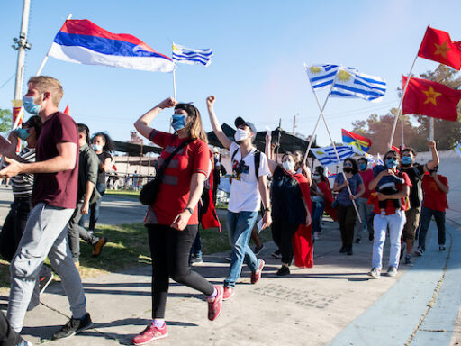 La moda de ‘farmear aura’ arrasa en Uruguay: un fenómeno social en plazas