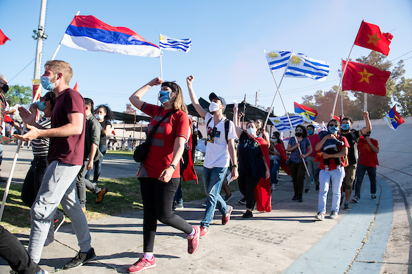 La moda de ‘farmear aura’ arrasa en Uruguay: un fenómeno social en plazas