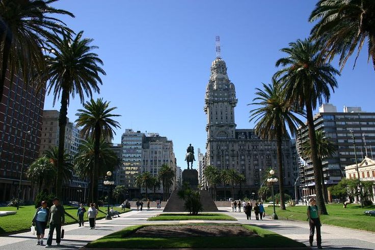 La moda de ‘farmear aura’ arrasa en Uruguay: un fenómeno social en plazas