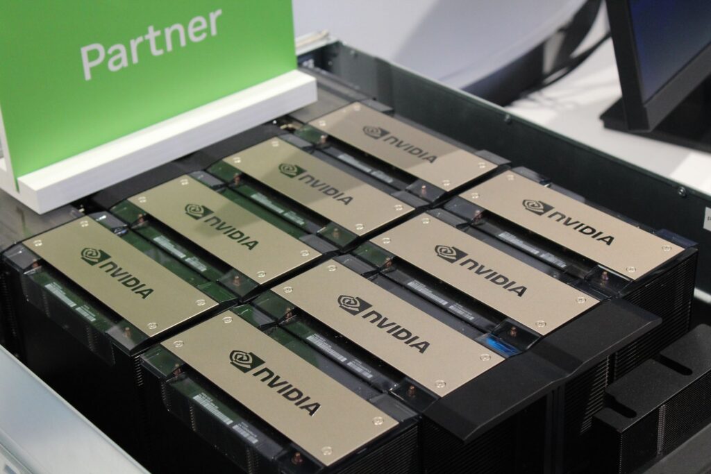 Lambda consigue 1.000 millones en deuda para comprar chips Nvidia