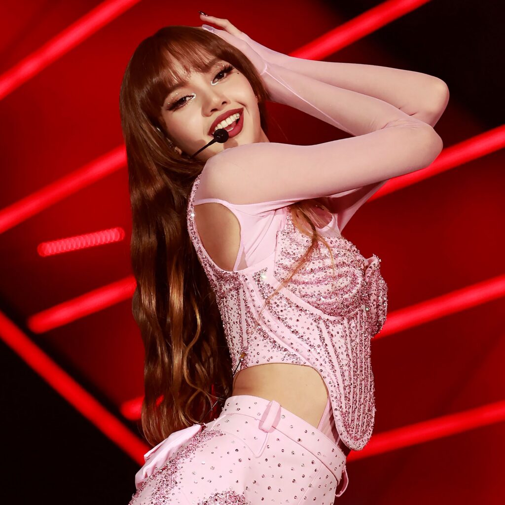 Imagen ilustrativa de Lisa de Blackpink domina la tendencia preppy con minifalda de colegiala y Mary Janes con calcetas | Vogue México