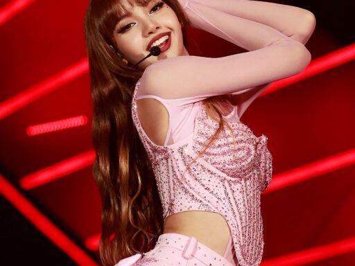 Imagen ilustrativa de Lisa de Blackpink domina la tendencia preppy con minifalda de colegiala y Mary Janes con calcetas | Vogue México