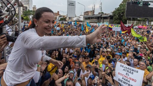 María Corina Machado en acto público, vinculada al rumor del premio Nobel