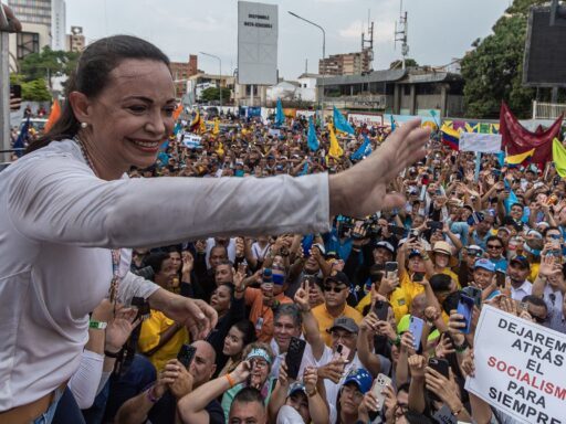 María Corina Machado en acto público, vinculada al rumor del premio Nobel