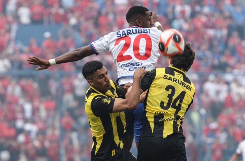 Nacional lidera el Clausura y la tabla anual tras vencer a Peñarol en el clásico