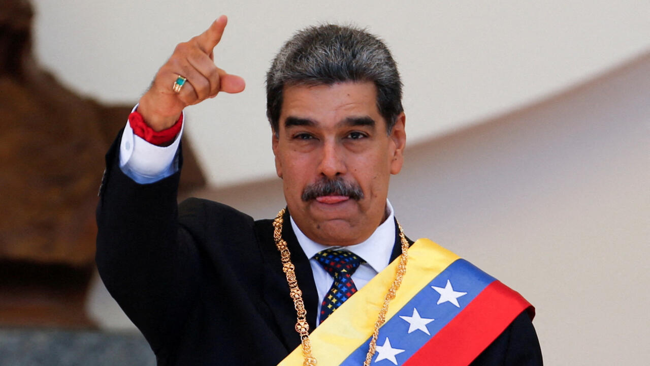 Nicolás Maduro, presidente de Venezuela, con banda presidencial y gesto enérgico.