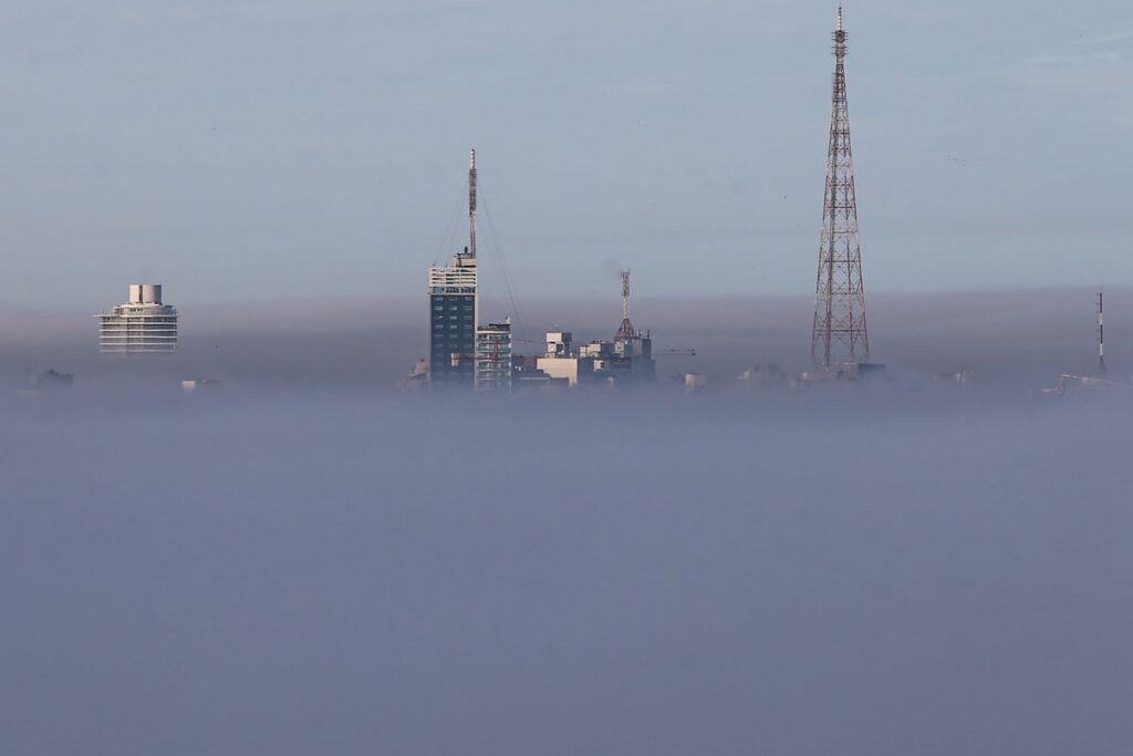Niebla persistente y caída de temperatura: alerta meteorológica para Montevideo