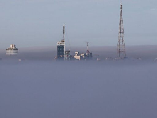 Niebla persistente y caída de temperatura: alerta meteorológica para Montevideo