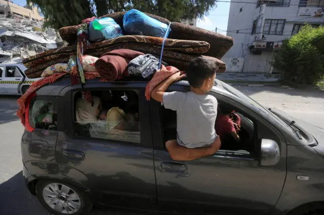 Niños buscan refugio bajo carrito mientras dron israelí dispara en Gaza
