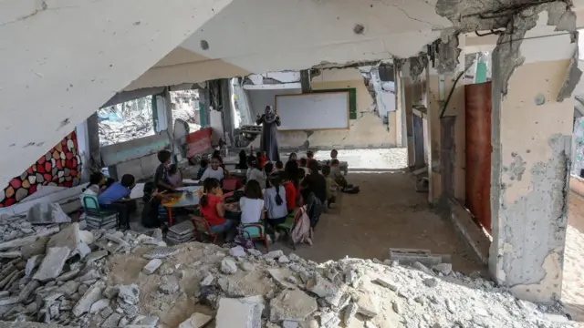 Niños palestinos inician año escolar bajo amenaza de demolición
