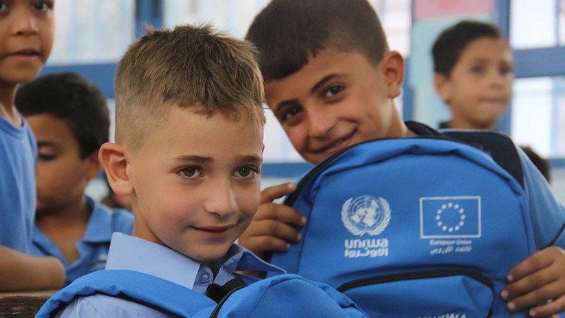 Niños palestinos inician año escolar bajo amenaza de demolición