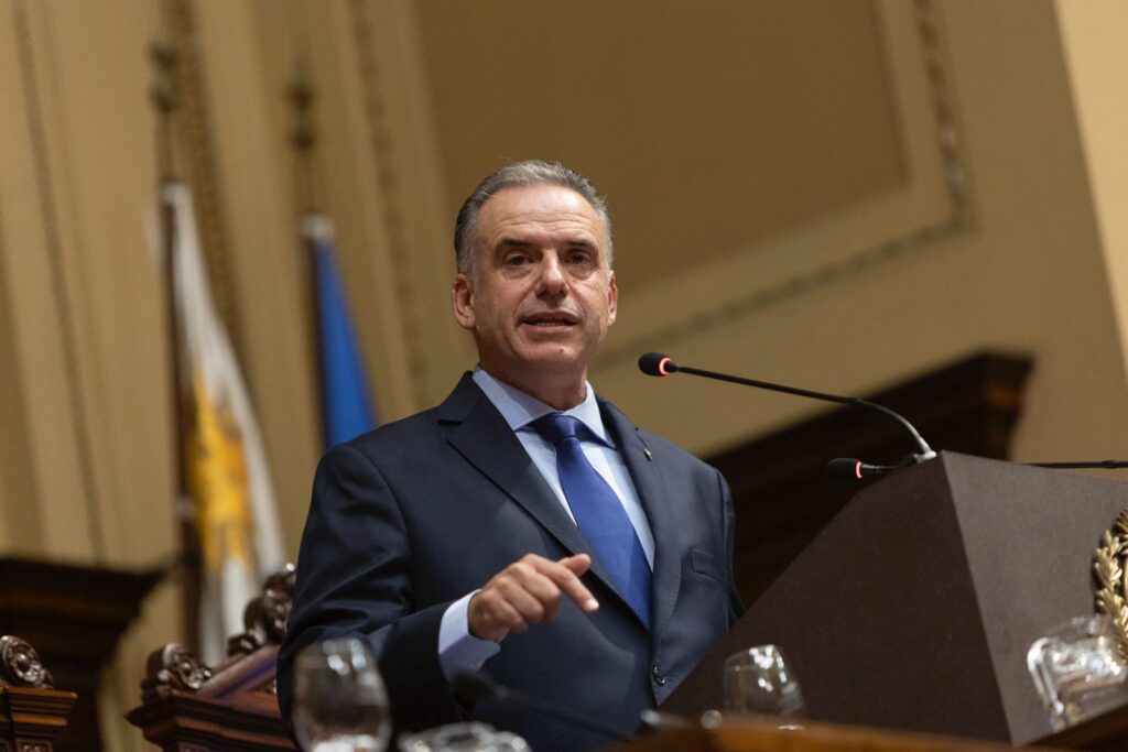 Orsi enfrenta crisis en Uruguay