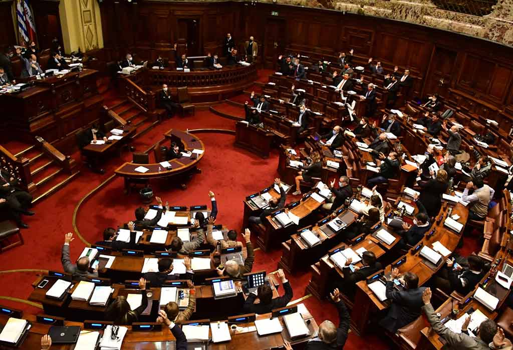 Orsi enfrenta crisis en Uruguay