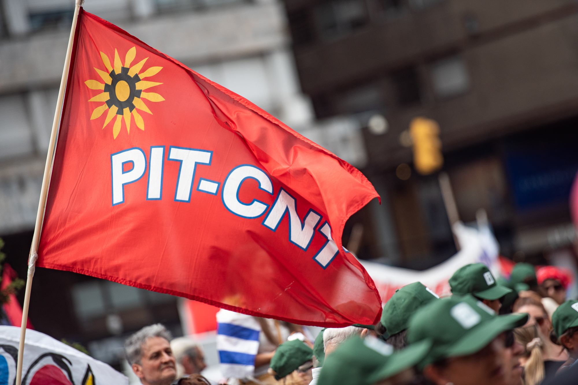 Bandera del PIT-CNT en una manifestación con participantes.