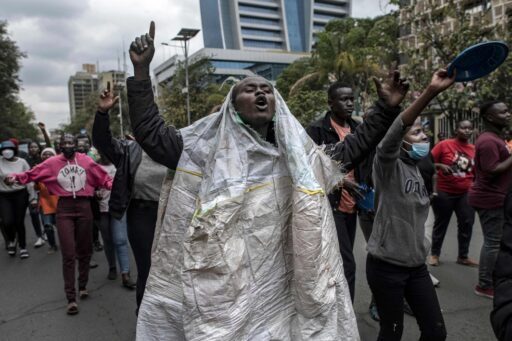 Policía usa gas lacrimógeno contra comerciantes en Nairobi por impuestos