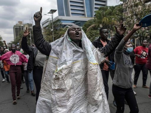 Policía usa gas lacrimógeno contra comerciantes en Nairobi por impuestos