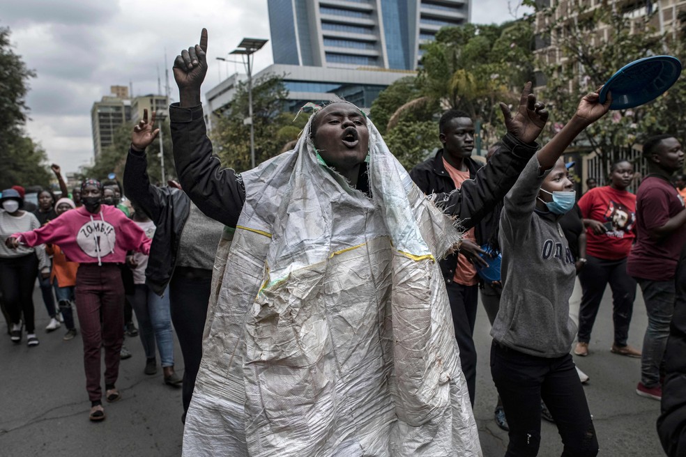 Policía usa gas lacrimógeno contra comerciantes en Nairobi por impuestos