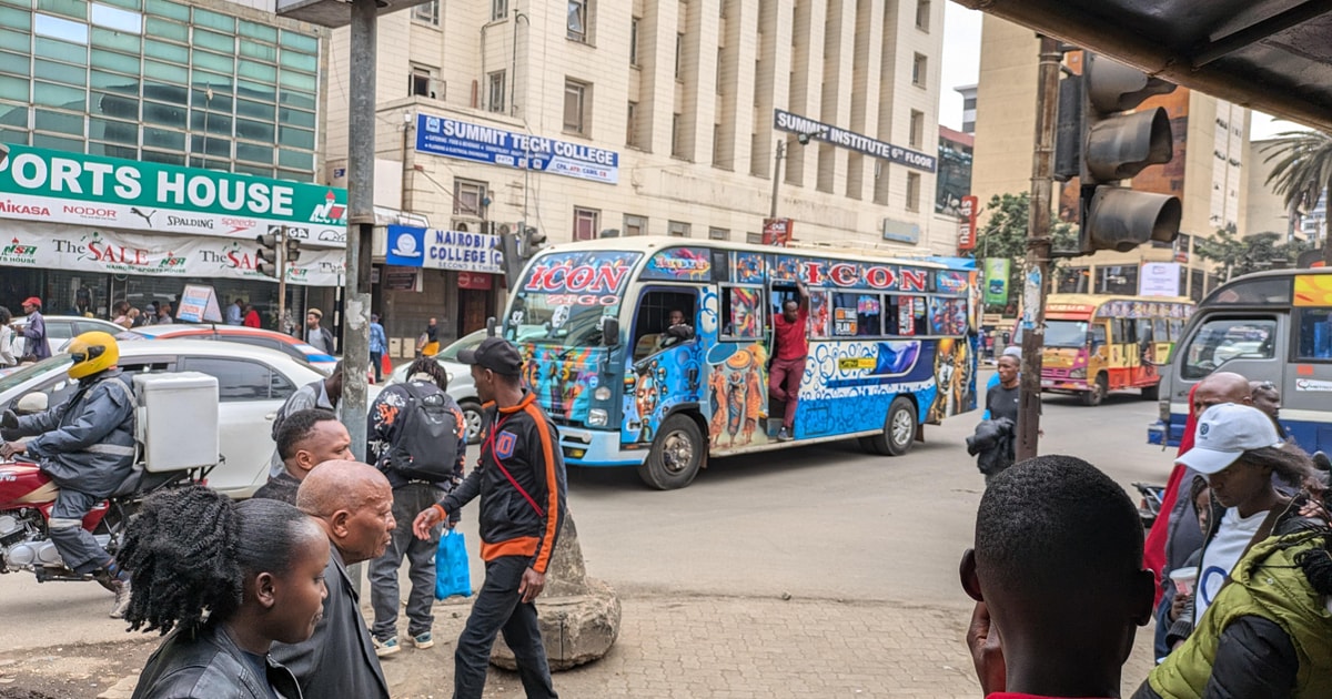 Policía usa gas lacrimógeno contra comerciantes en Nairobi por impuestos
