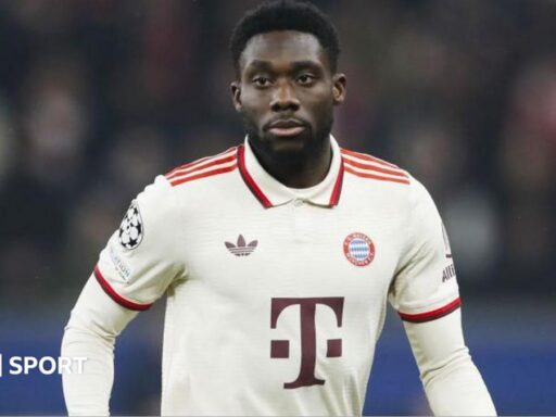 Alphonso Davies jugando para el Bayern Munich
