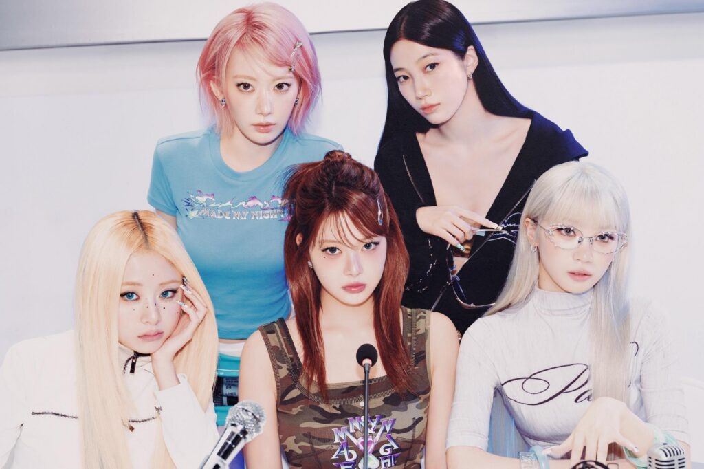 Grupo de K-pop LE SSERAFIM en promocion oficial