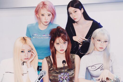 Grupo de K-pop LE SSERAFIM en promocion oficial