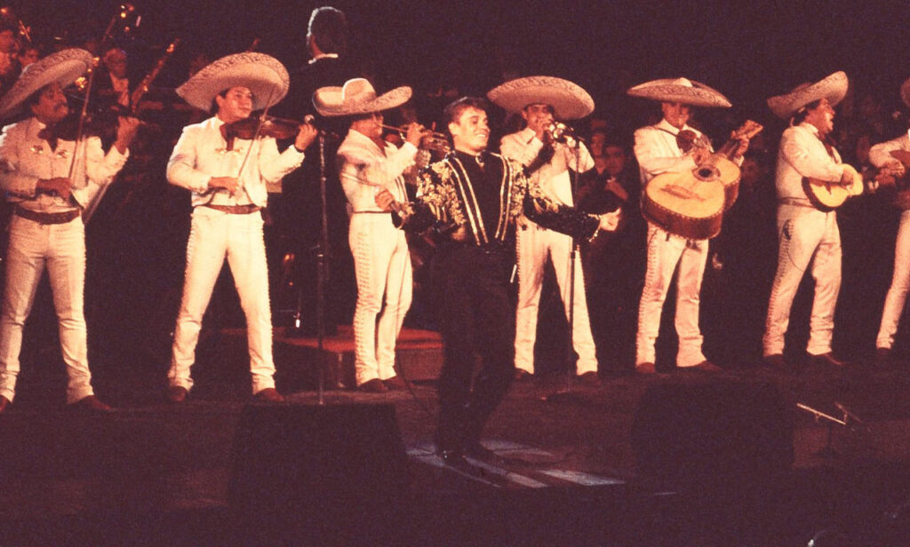 Juan Gabriel en concierto en el Palacio de Bellas Artes