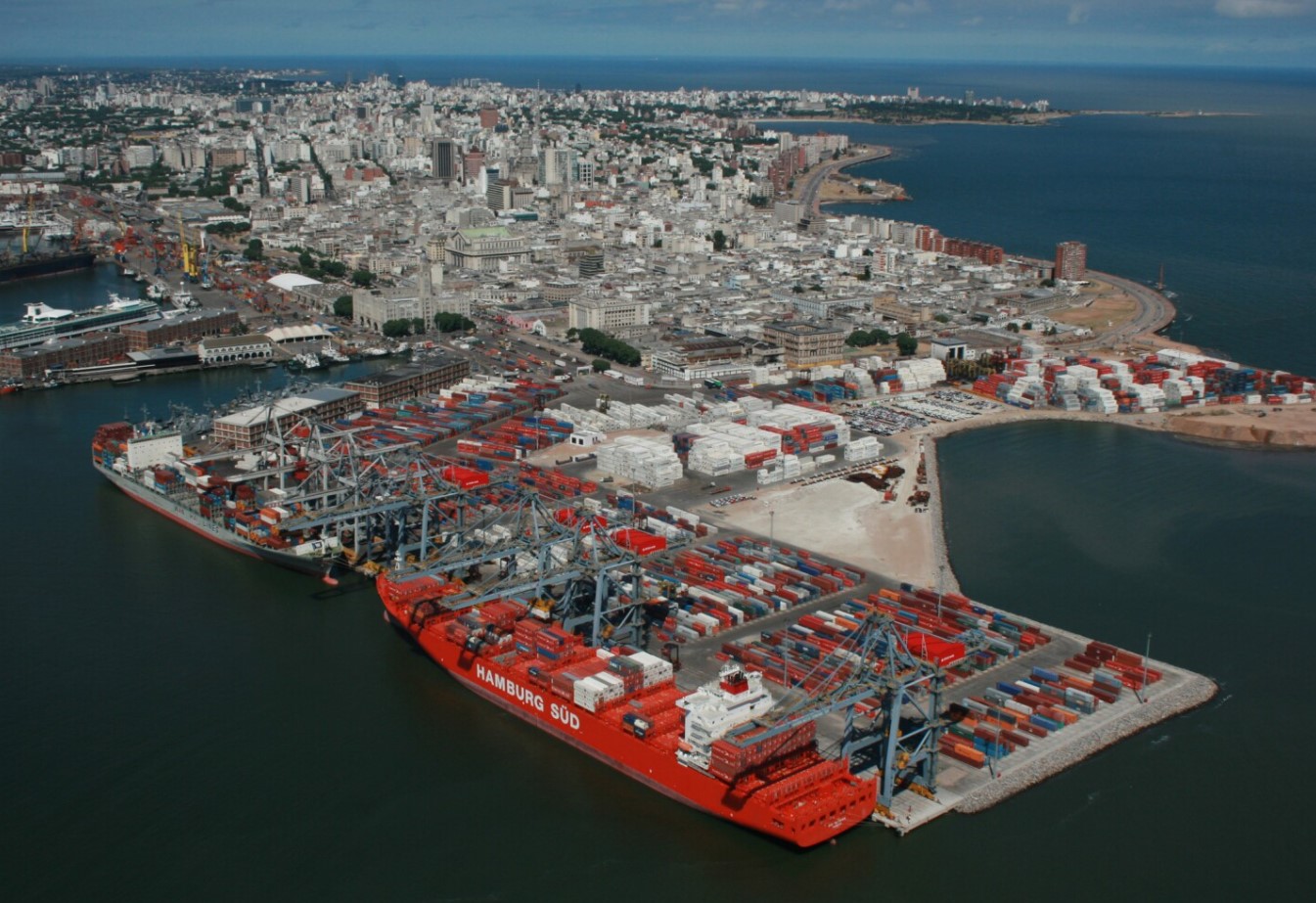 Vista aérea del puerto de Montevideo con barcos y contenedores.