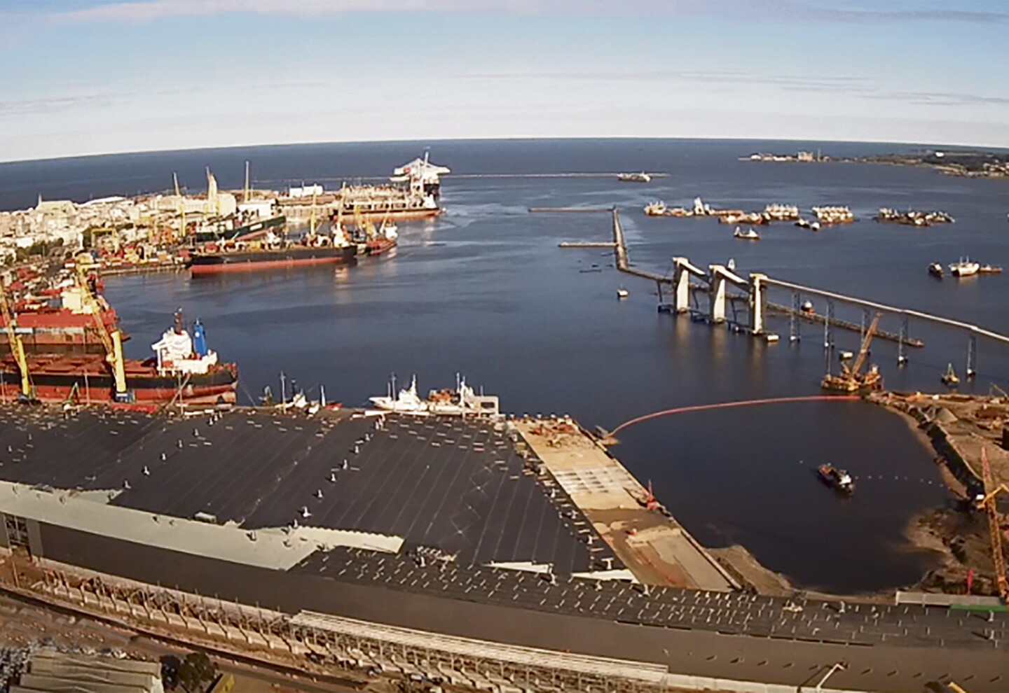 Vista panorámica del puerto de Montevideo con barcos y terminales.