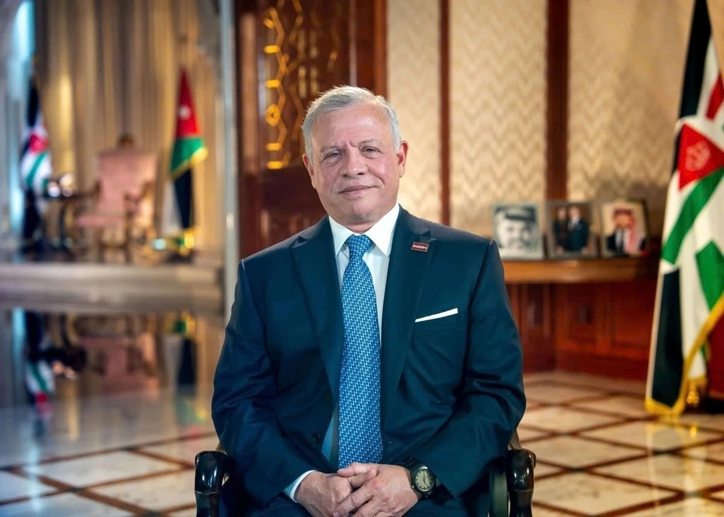 Rey Abdullah II de Jordania posando en un entorno oficial.