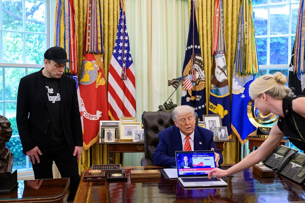 Rial iraní alcanza mínimo histórico; Trump advierte guerra económica
