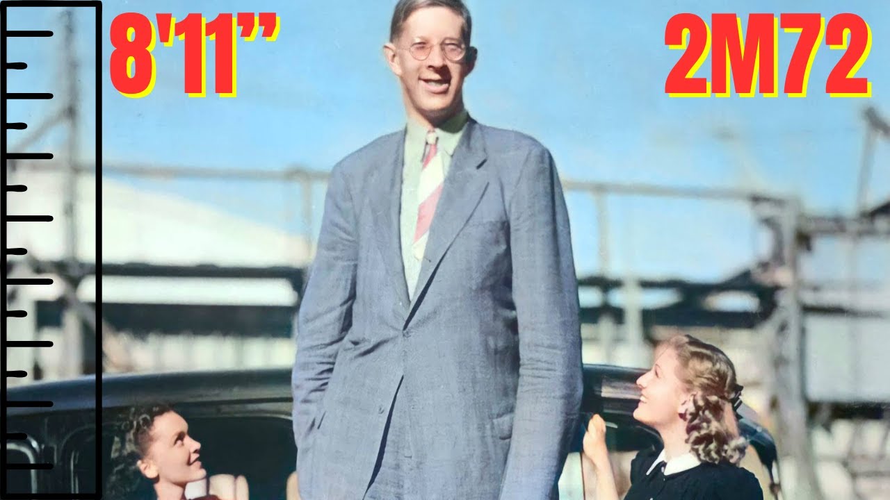 Robert Wadlow, el hombre más alto, junto a dos mujeres sonrientes.