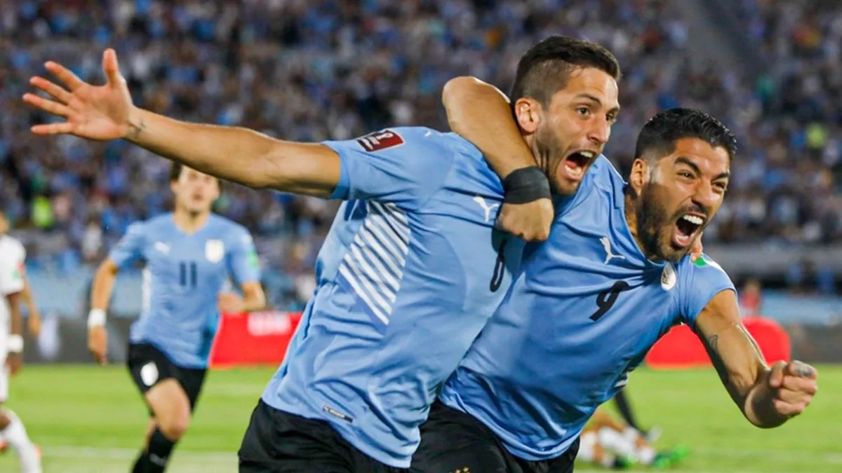 Celebración de jugadores de la selección uruguaya en pleno partido.