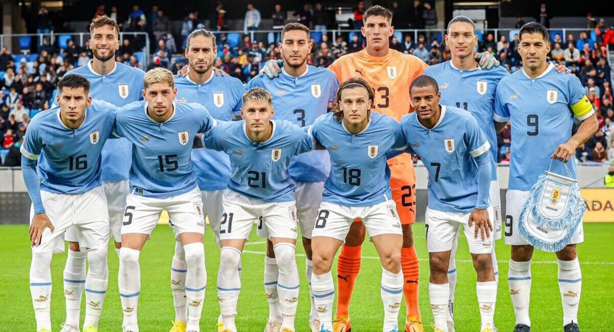 Plantilla de la selección de fútbol de Uruguay en uniforme celeste.