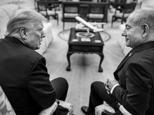 Trump anuncia aranceles del 50% a autos y acero canadiense desde 2027