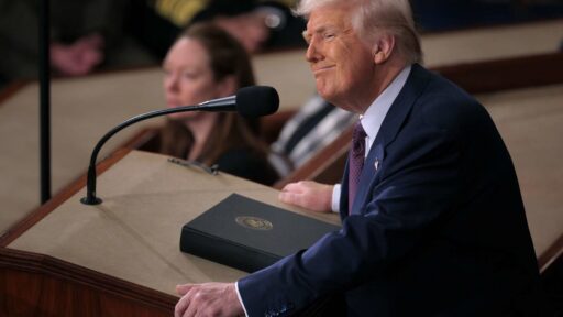 Trump y China intensifican guerra comercial tras aranceles a Canadá