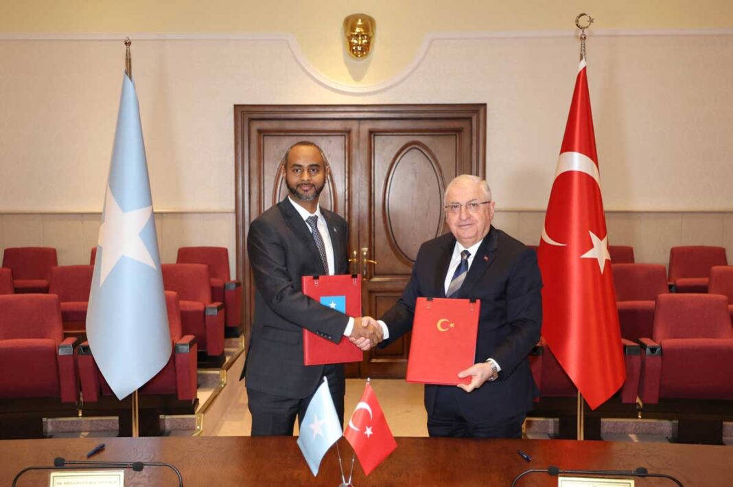 Turquía y Somalia liberan buque de carga secuestrado por piratas
