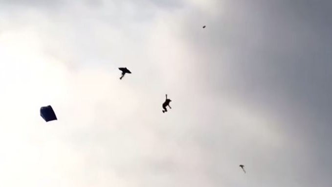 Un niño en Gaza destruye sus cometas tras amenazas de bombardeo