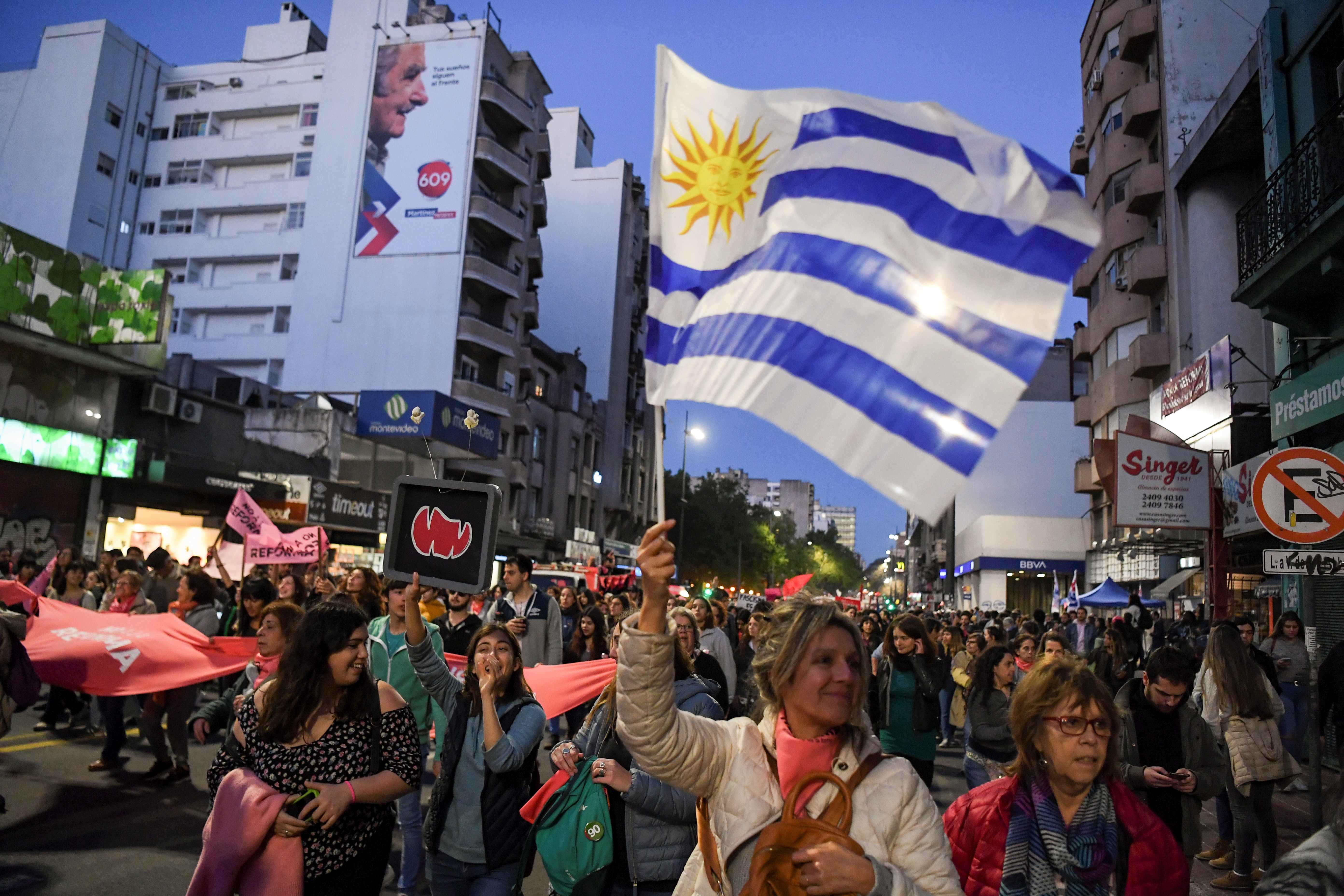 Un tribunal federal de EEUU anula la suspensión de visados que afectaba a Uruguay y otros 74 países
