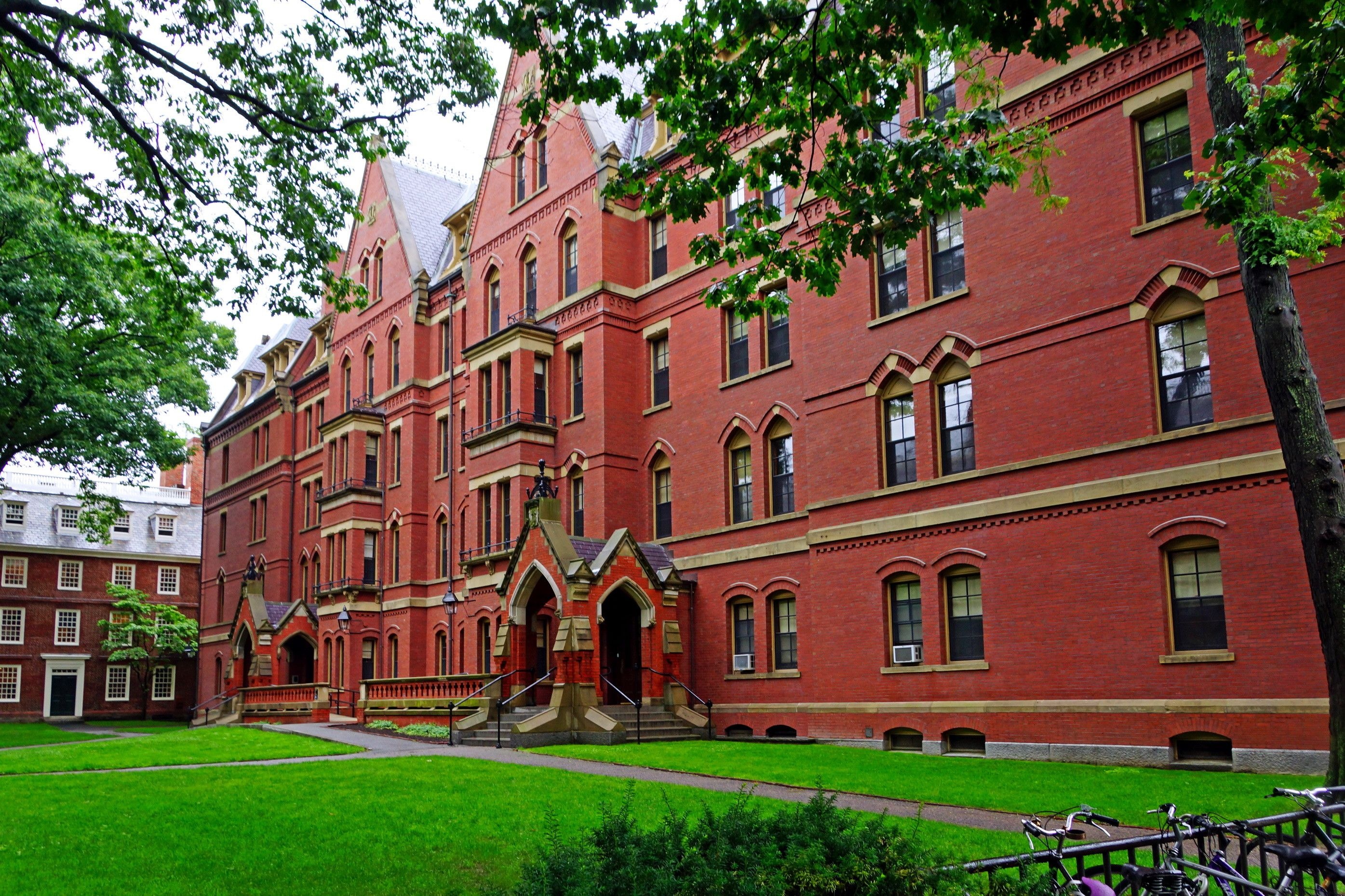 Edificio de ladrillo rojo en el campus de Harvard University.