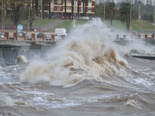 Uruguay emite alerta roja por grave ciclón