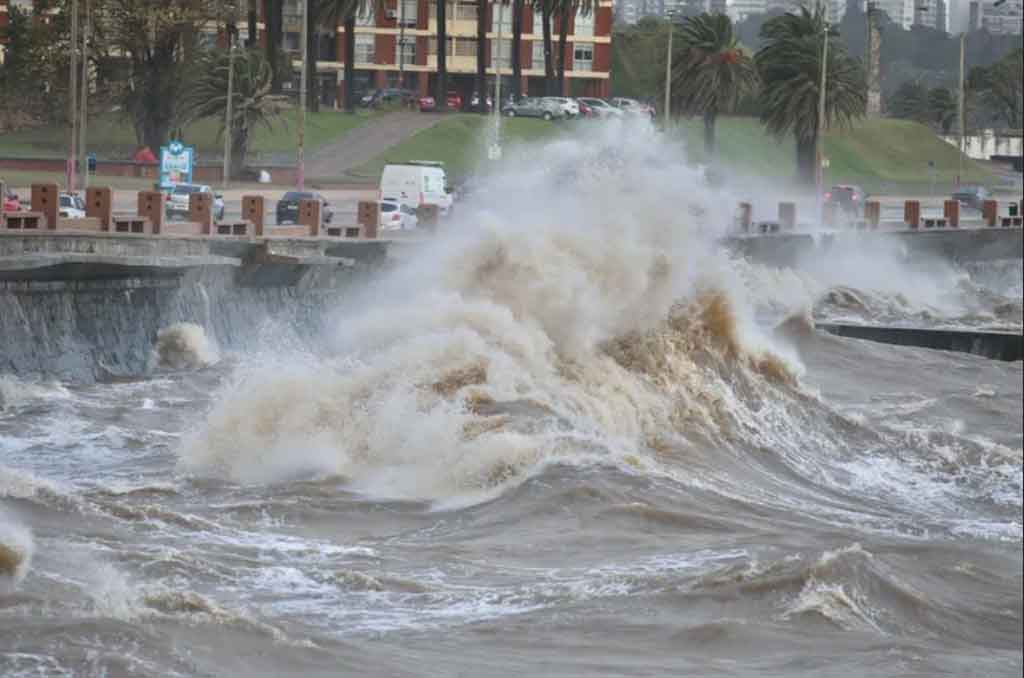 Uruguay emite alerta roja por grave ciclón