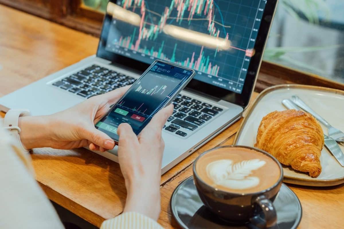 Webull se expande en Canadá con Coinbase: 3 claves del nuevo impulso cripto