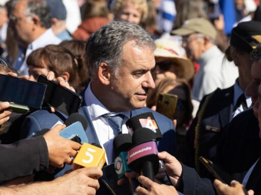 Yamandú Orsi recibió una administración con números inesperados, con déficit económicos en los ministerios que “obligan a sacar el pie del acelerador”