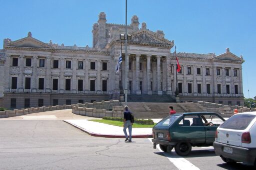 Ciudadanos legales serán nacionales uruguayos: el Gobierno envía un proyecto clave al Parlamento