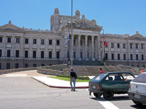 Ciudadanos legales serán nacionales uruguayos: el Gobierno envía un proyecto clave al Parlamento