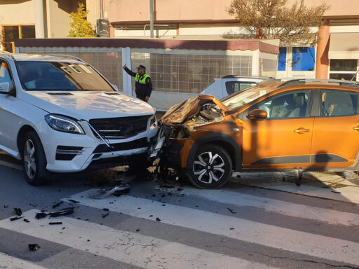 Imagen ilustrativa de Accidente entre dos coches en el cruce de la avenida Albaida - loclar